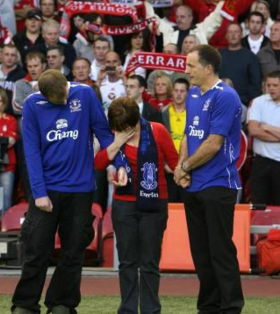 利物浦主场悼念埃弗顿小球迷