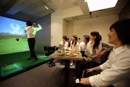 高尔夫在日本成为企业商业洽谈的重要方式，也深受白领的喜爱