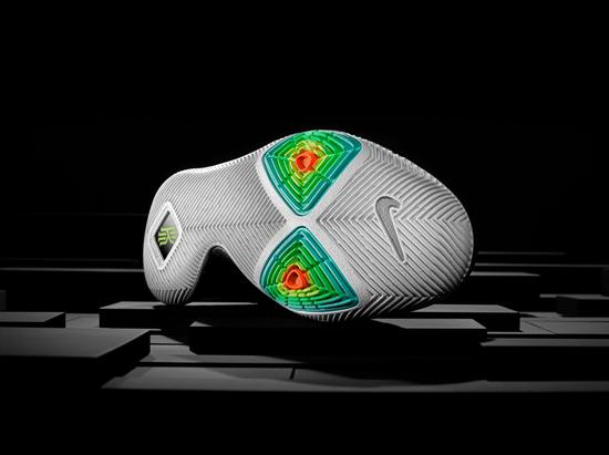 外底曲面设计，保障了重心向中部及侧面的快速转移。