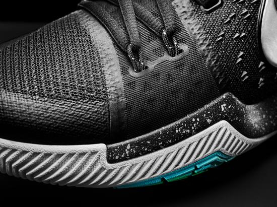 前足束脚设计结合Flywire飞线，强化前掌足部动态的同时保持锁定贴合。