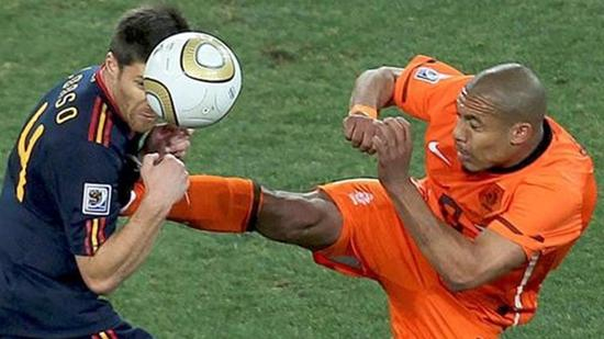 这动作实在太“标准”了……