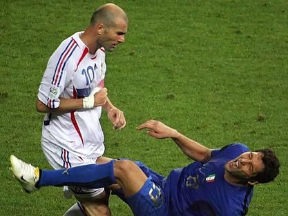 马特拉齐让齐达内一头顶飞了冠军