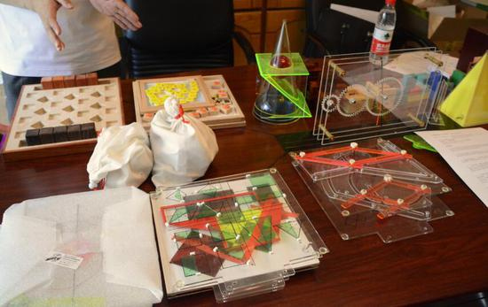 各式各样的教具和棋类