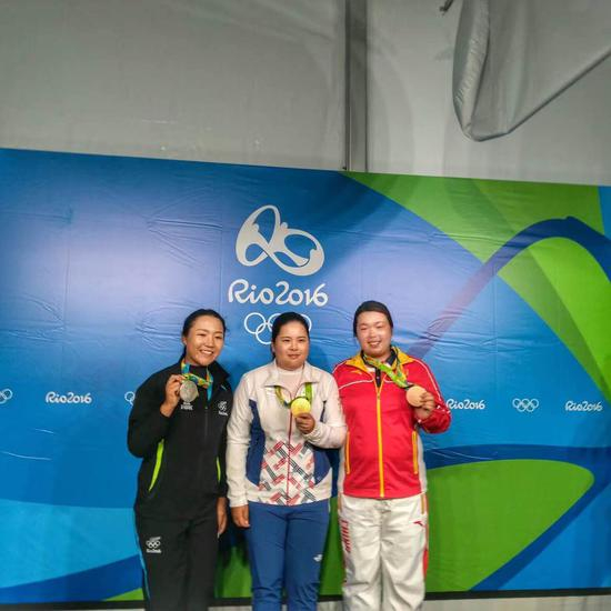 冯珊珊与朴仁妃、高宝璟分享奥运奖牌(图/李昕)