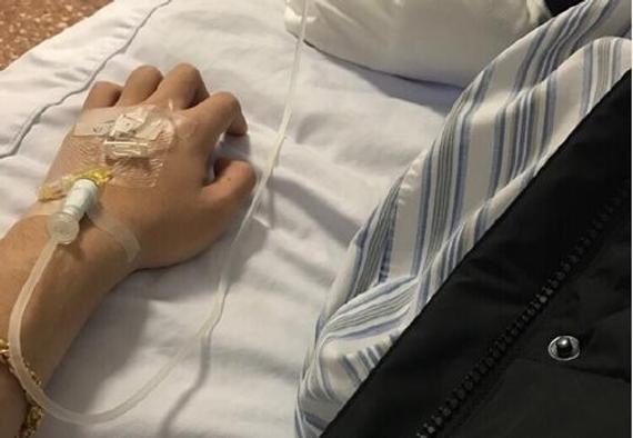 柯洁的微博分享了一张输液的照片,说道人生第一次住院,拍个照纪念一