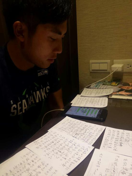 潘政琮认真为此次经验分享会做准备