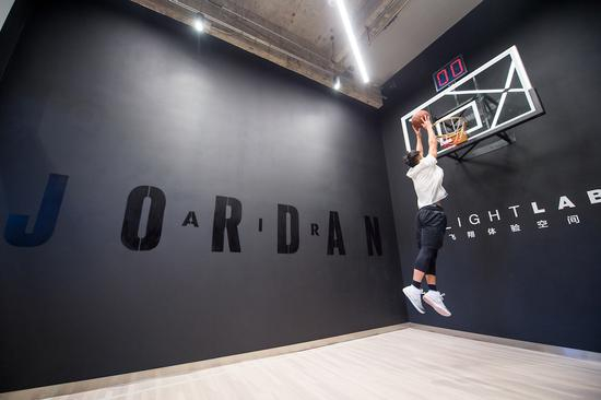 JORDAN 1 HONGXING 店内提供“飞翔体验空间”服务
