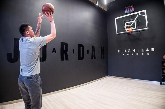 朱芳雨在JORDAN 1 HONGXING店内体验“飞翔体验空间”服务