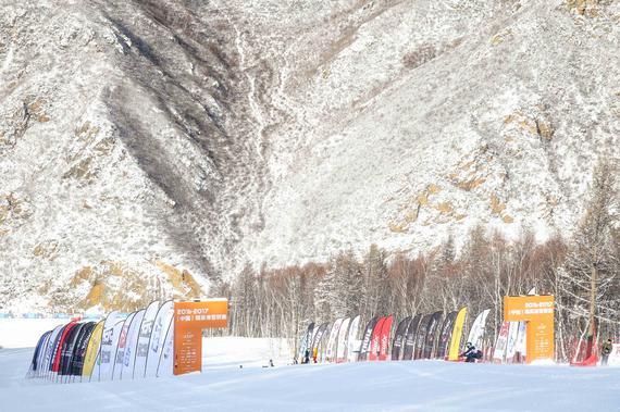 (中國)精英滑雪聯賽2017年首賽重回萬龍滑雪場,藍天,雪花,賽道美不勝