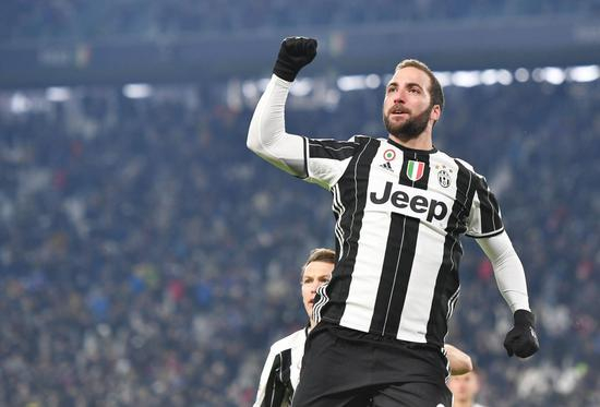 伊瓜因庆祝进球