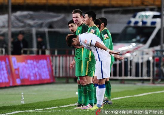 于洋和国安球员一起谢场