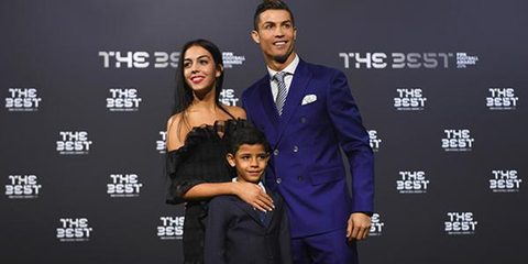 C罗携新女友亮相