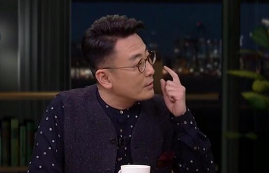 主持人窦文涛提问