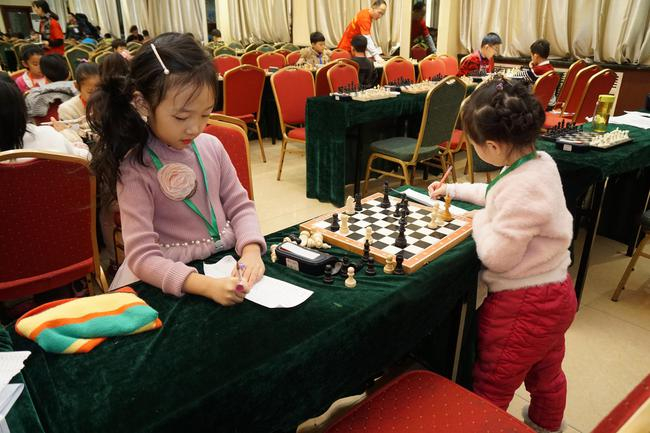 小棋手们首先学会记谱