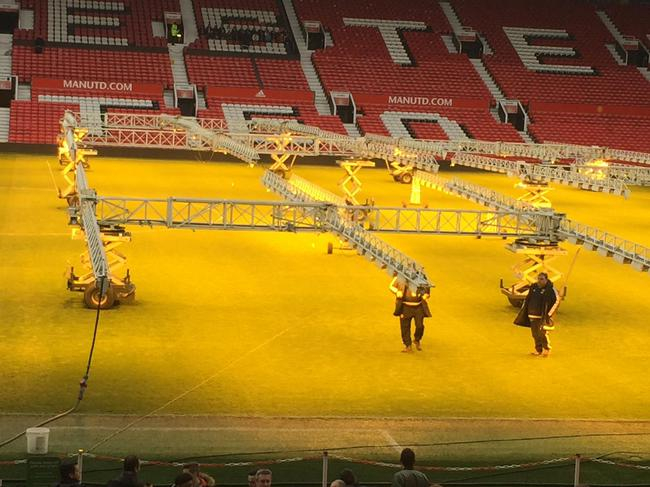 看看曼联怎么维护草皮