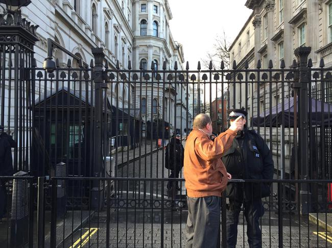 唐宁街10号，保安随意的和游客热聊