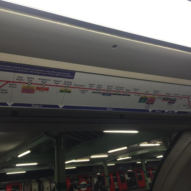伦敦地铁是这样的，连站点指示灯都没有
