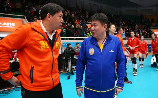 天津女排主帅王宝泉和江苏女排主帅蔡斌