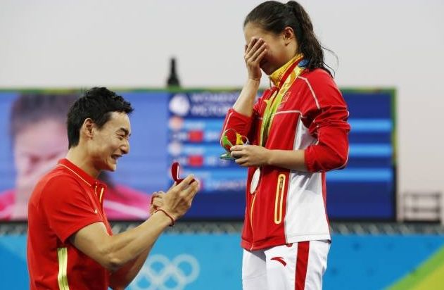 在颁奖仪式后，中国跳水队队员秦凯（左）向何姿求婚。