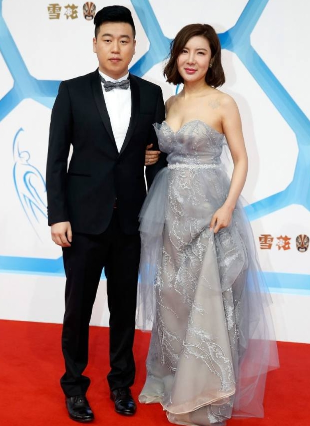 图为1月15日，杜丽（右）与庞伟在颁奖盛典红毯上。