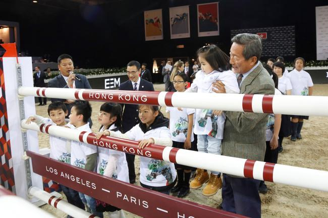 　　马会今年继续邀请一千六百名学生及基层市民一起体验这项体育盛事，马会主席叶锡安博士和马会董事兼香港马术总会会长利子厚先生，与部分参与者亲身踏足比赛场地，绕场踱步，一同体验大赛气氛。