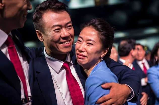 图为7月31日，北京申冬奥代表团成员申雪、赵宏博夫妇相拥庆祝。