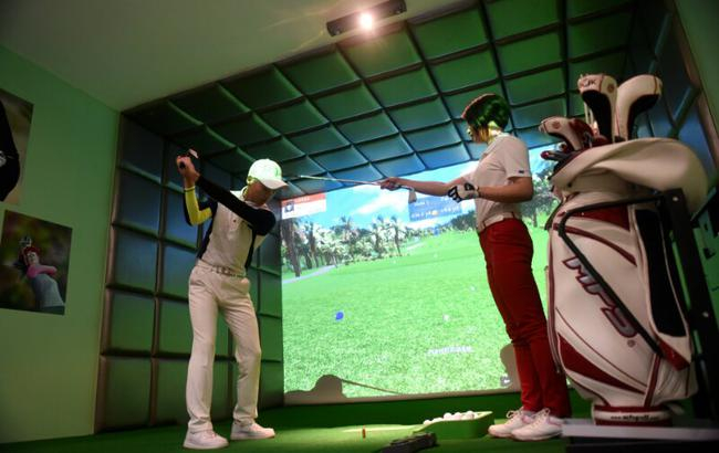 杨洁运用模拟器对学员进行教学