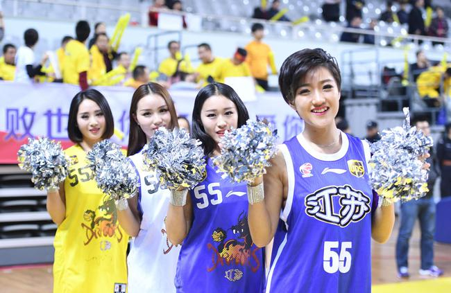 啦啦队身着胡雪峰球衣