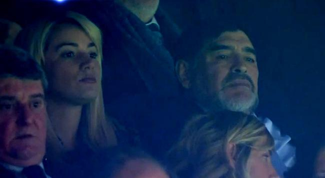 马拉多纳携女友观战