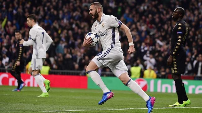 本泽马庆祝进球