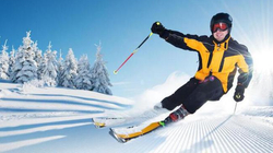 女子滑雪时撞树受伤