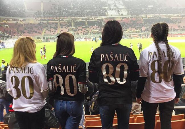 看台上的帕沙利奇球迷