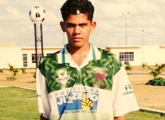 年轻时的阿尔维斯