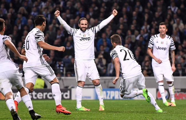 皮亚察庆祝进球