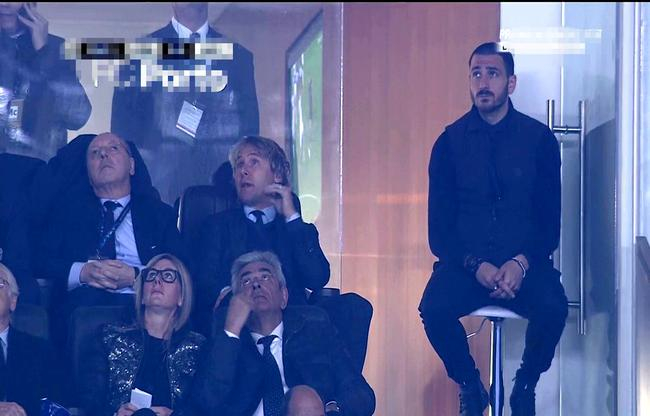 博努奇与尤文高层看台观战