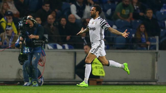 阿尔维斯庆祝进球