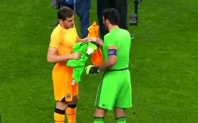 布冯和卡西利亚斯赛后交换球衣