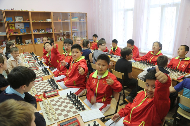 穿“中国红”打中俄友好城市交流赛的孩子们