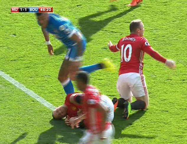 明斯踩了伊布的头