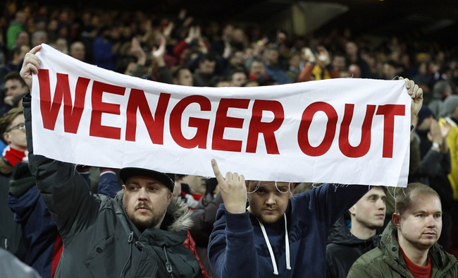 球迷的标语言简意赅：温格下课