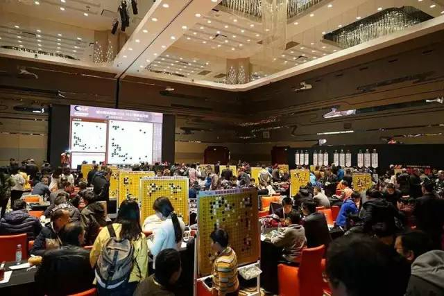 总决赛舞台下方是“百团大战”现场