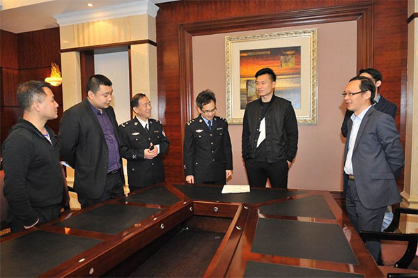 现场为郜林解释人才引进入户绿色通道办理流程