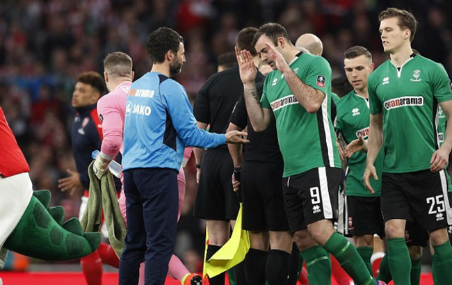 赛后，主帅考利给每个队员鼓劲