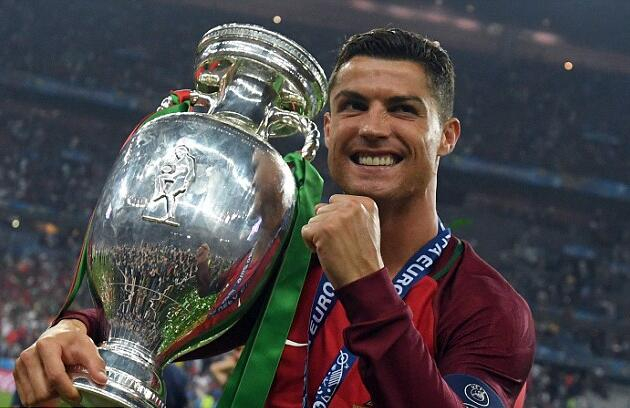 C罗捧得欧洲杯，梅西也在追逐大赛荣誉