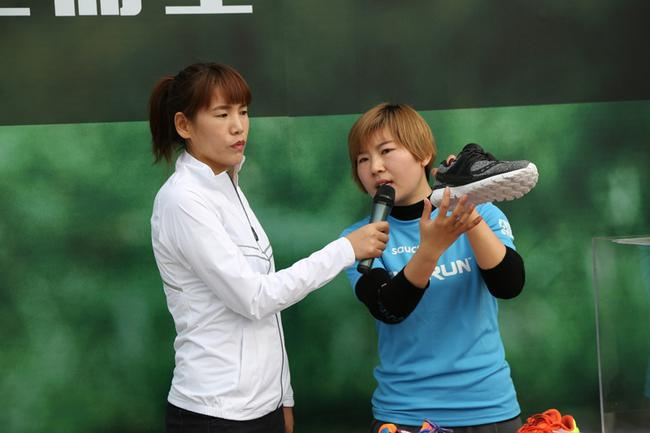 Saucony市场部负责人向跑友讲解跑鞋科技