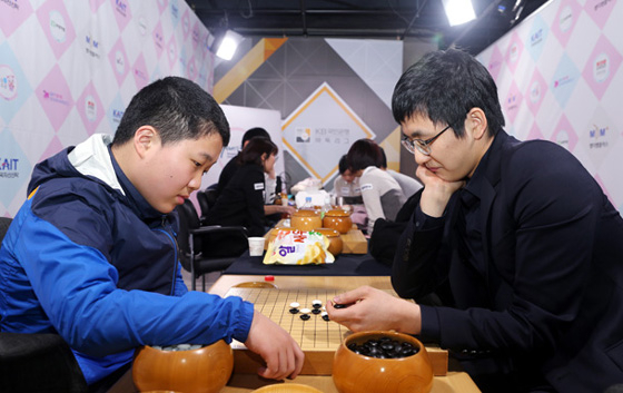 在研究室权孝珍初段（左，和首尔富光队权孝珍主教练同名）和金志锡九段在下。。。五子棋。