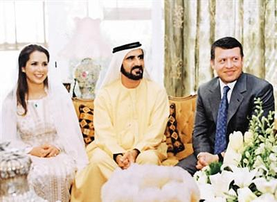 哈雅王妃（左）擅长骑马，曾代表约旦参加国际马术比赛。