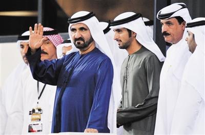 迪拜酋长穆罕默德（挥手示意者）。