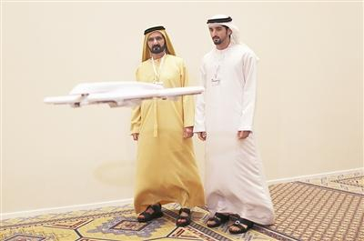 2014年2月9日，迪拜，穆罕默德（左）和儿子哈曼丹现身虚拟未来展。