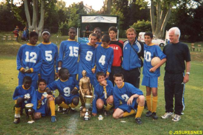 前排左一，小时候的坎特